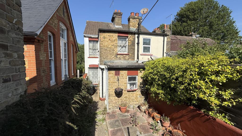 Lot: 106 - HOUSE IN NEED OF MODERNISATION AND REFURBISHMENT - Exterior image of house from rear garden